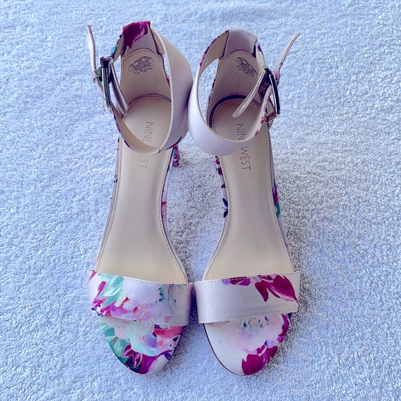 BNWOT Sandals - Picture 5 of 5